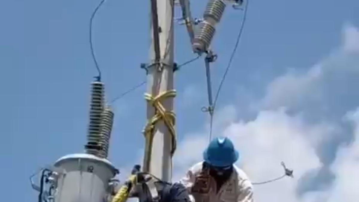 <![CDATA[Trabajador recibe descarga eléctrica en poste de luz y se salva de milagro]]>