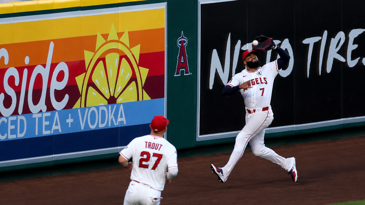 <![CDATA[La jugada más absurda del año en la MLB: le pega en la cabeza a Jo Adell y termina en jonrón]]>
