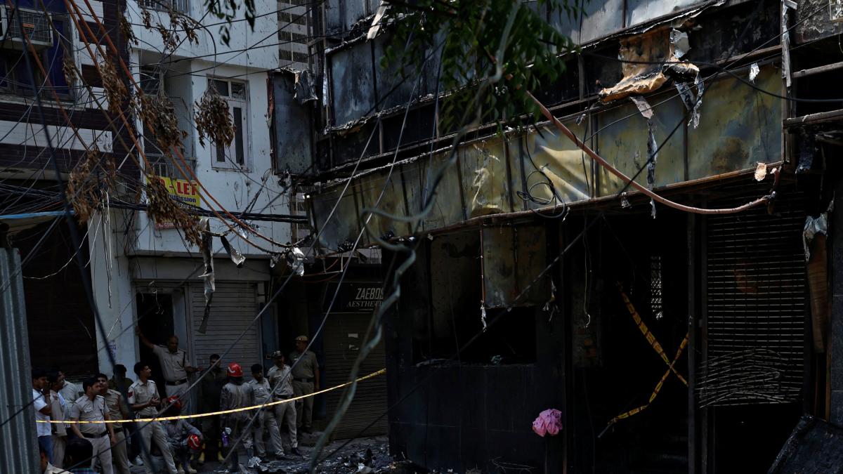 <![CDATA[Incendio en India deja más de 20 muertos y decenas de personas atrapadas en el sótano]]>