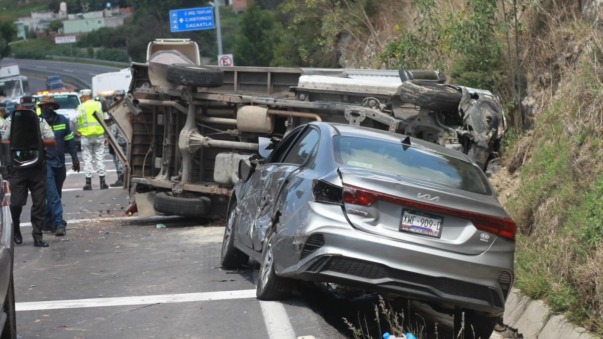 <![CDATA[¡Carambola en Tlaxcala! Tráiler choca contra 5 vehículos en Tizatlán]]>