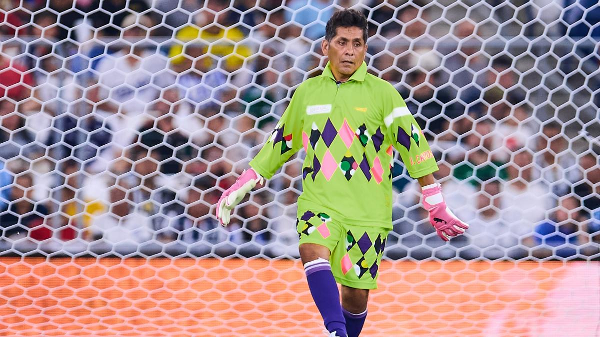 <![CDATA[Mira el video más esperado: Jorge Campos paraliza las redes al vestir su mítico uniforme de los 90]]>