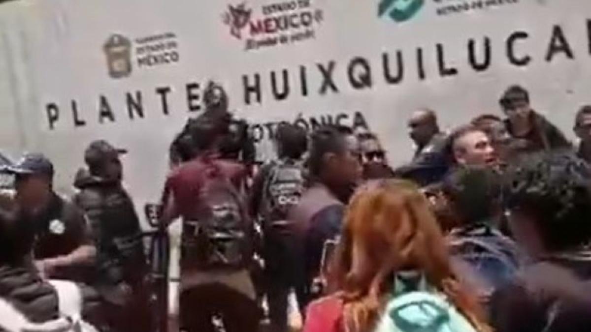 <![CDATA[Alumnos del Conalep se enfrentan con policías municipales de Huixquilucan]]>