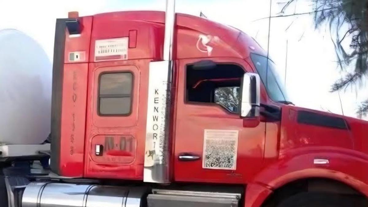<![CDATA[Persecución de tráiler robado en la México-Pachuca deja autos dañados y dos personas detenidas]]>