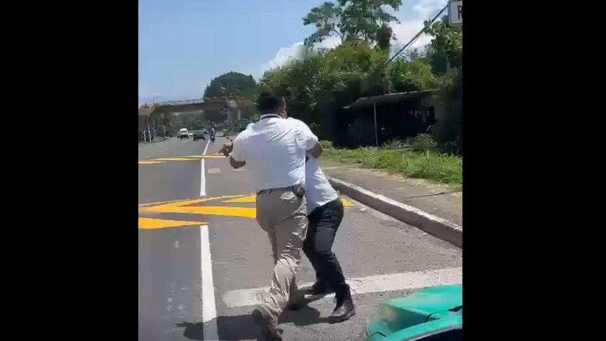 <![CDATA[Agente del INM agarra a golpes a taxista en Chiapas; ya fue cesado]]>