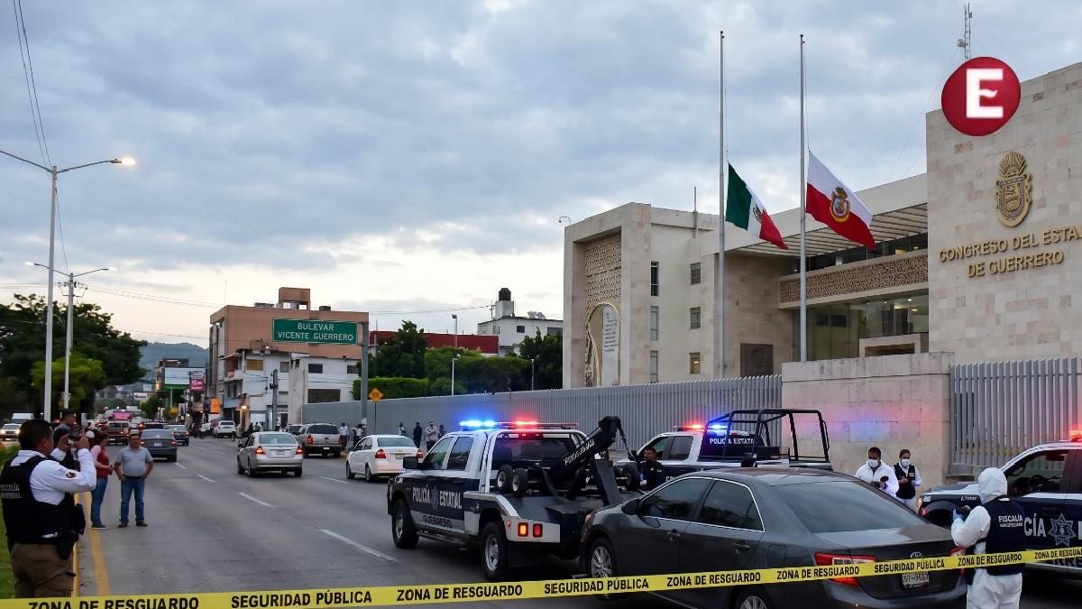 <![CDATA[Abandonan 4 cuerpos desmembrados afuera del Congreso de Guerrero]]>