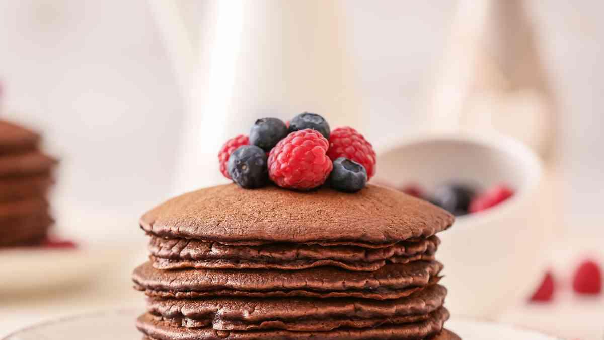 <![CDATA[Hot cakes de chocolate esponjosos para un desayuno reconfortante]]>