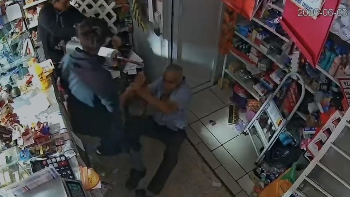 <![CDATA[Adulto mayor defiende su negocio de dos asaltantes en Guadalajara]]>