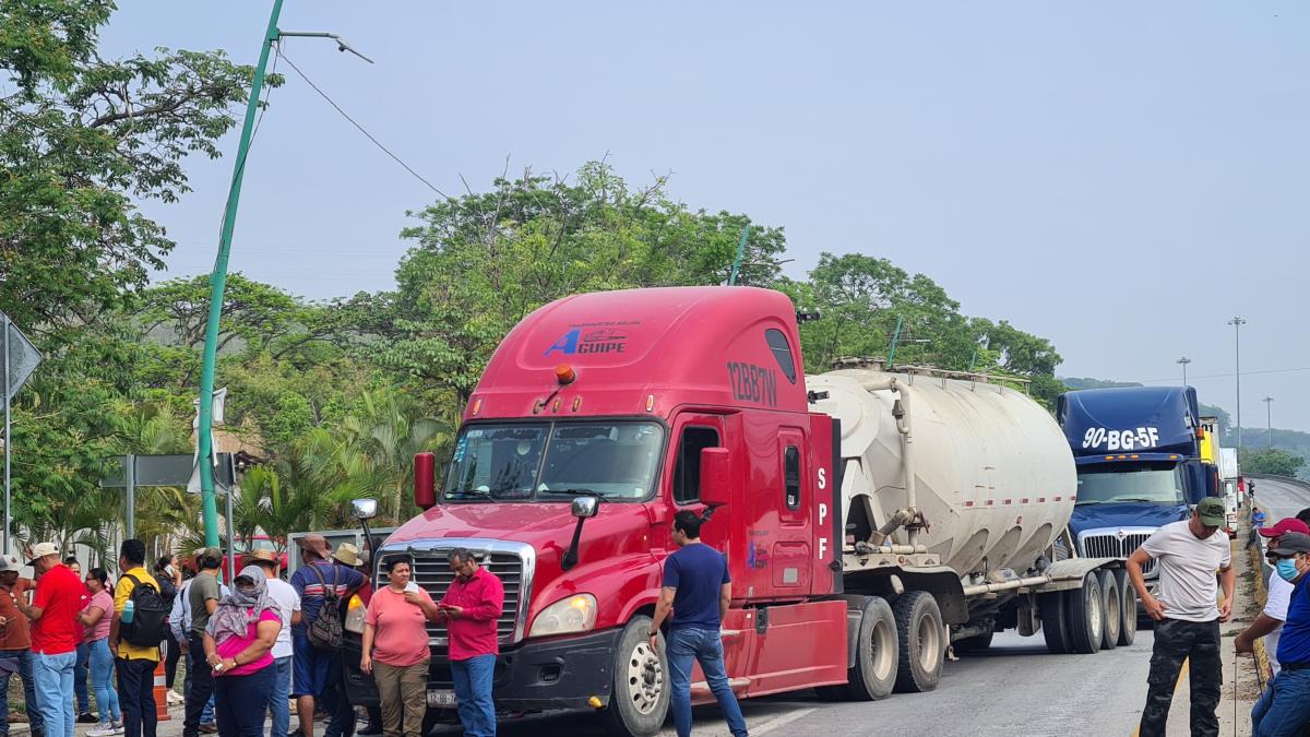 <![CDATA[Maestros bloquean accesos a Tuxtla Gutiérrez; padres de familia los respaldan]]>