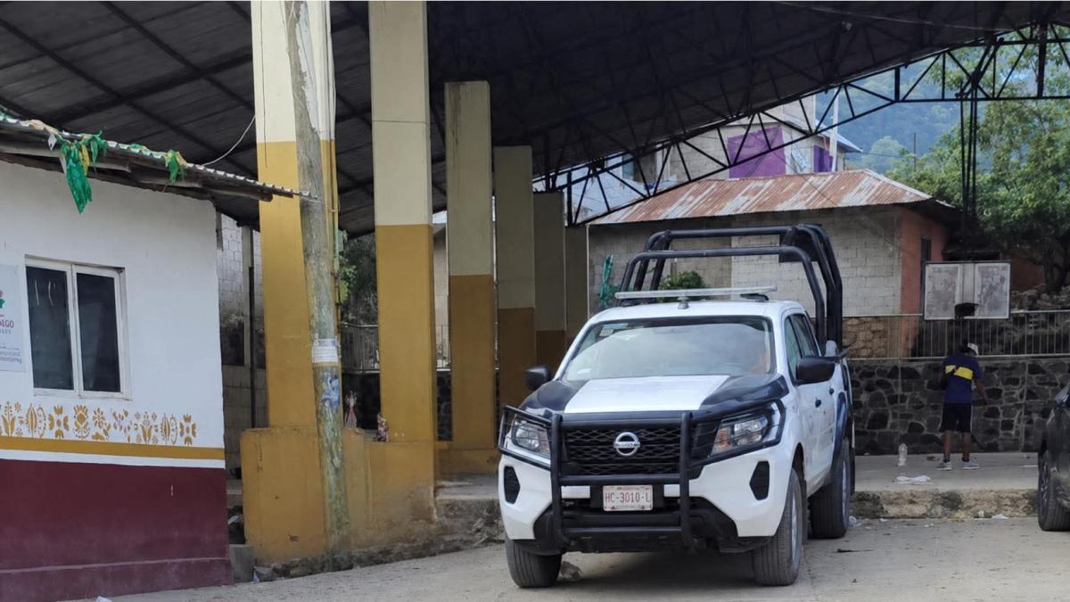 <![CDATA[Retienen a mando policial y tres agentes en comunidad de Hidalgo]]>
