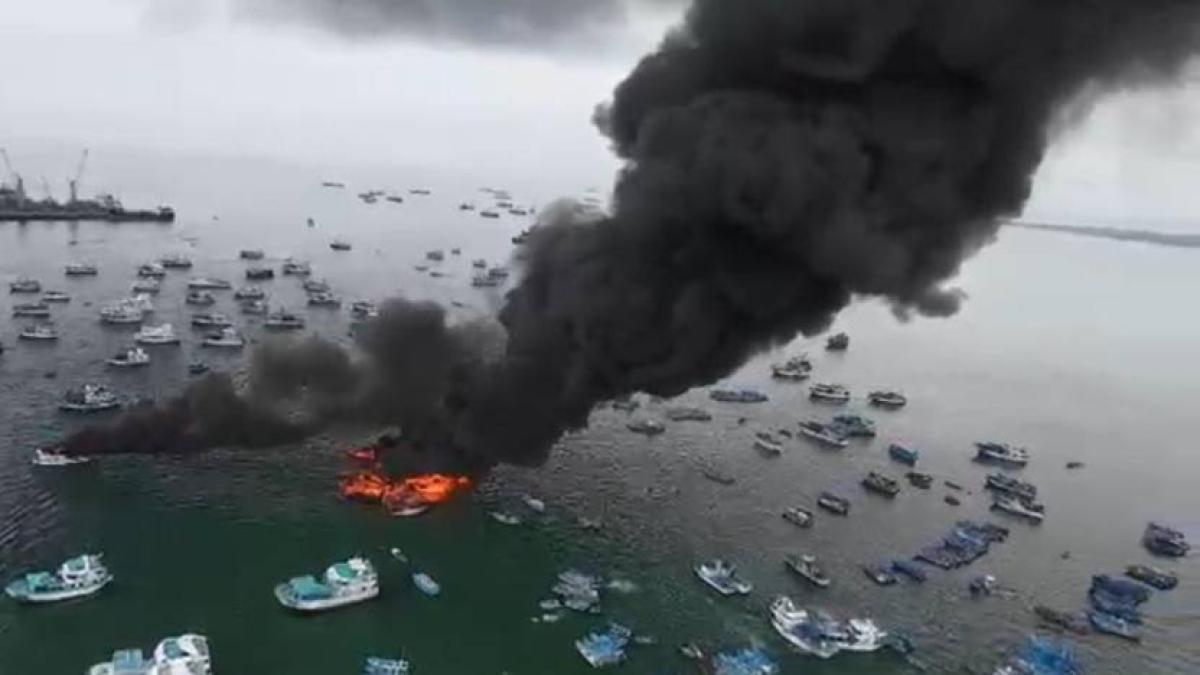 <![CDATA[Voraz incendio consume decenas de barcos en el principal puerto pesquero de Ecuador | VIDEOS]]>