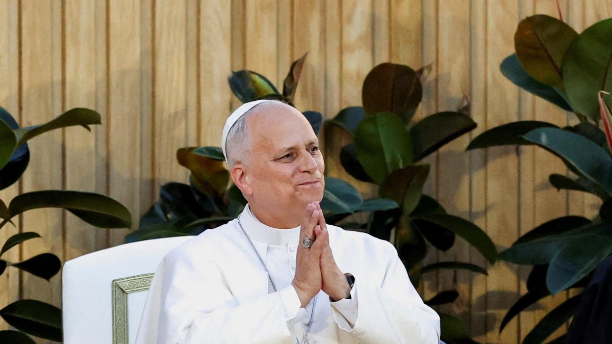 <![CDATA[El Papa critica las narrativas polarizantes de dere