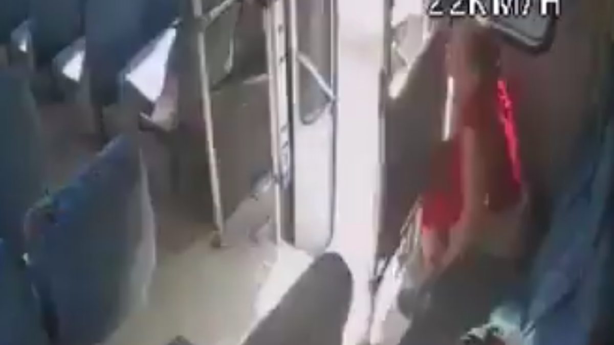 <![CDATA[Exhiben a mujer que usó asientos de transporte públ