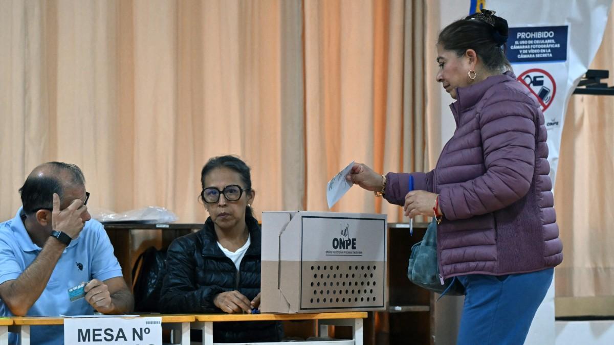 <![CDATA[Perú vota en un reñido balotaje para elegir a su no
