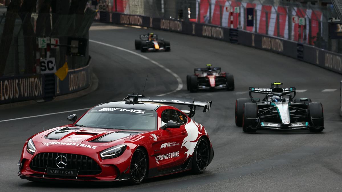 <![CDATA[Checo Pérez lo predijo: El asfalto se rompe en Móna