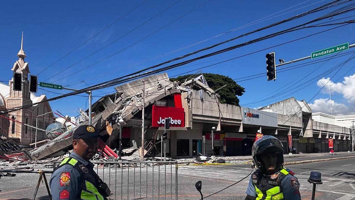 <![CDATA[Terremoto de 7,8 deja más de 30 muertos e