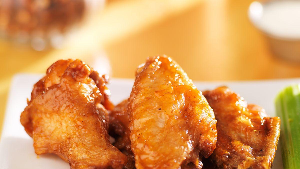 <![CDATA[Clásicas alitas con salsa buffalo, las mejores acom