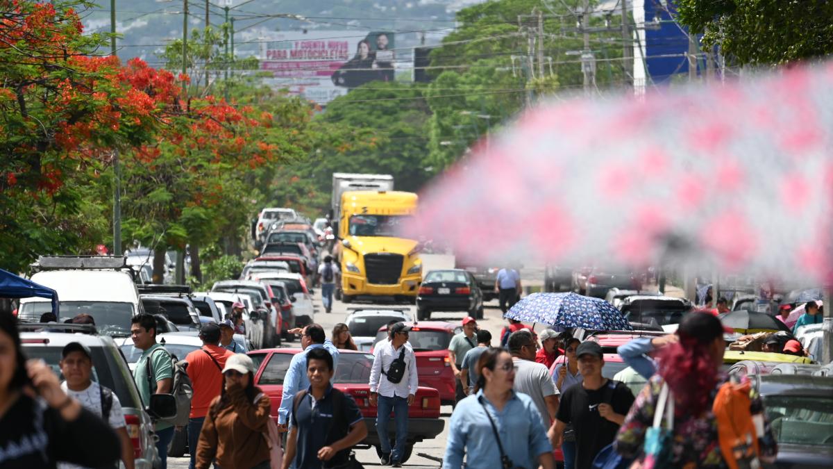 <![CDATA[CNTE bloquea terminal de Pemex en Tuxtla y advierte