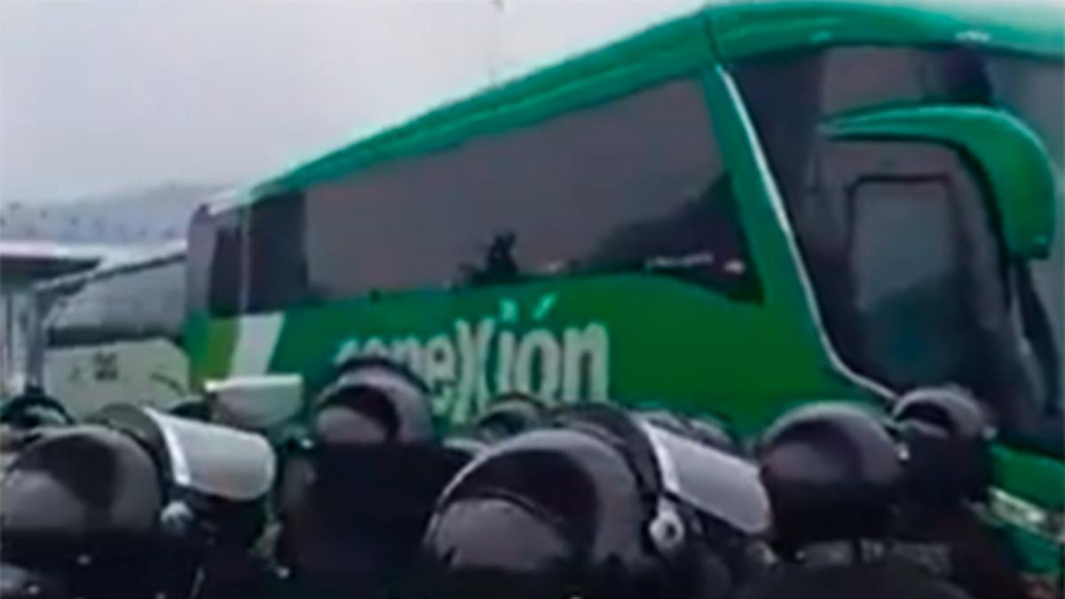 <![CDATA[Encapsulan autobuses de estudiantes de Ayotzinapa e
