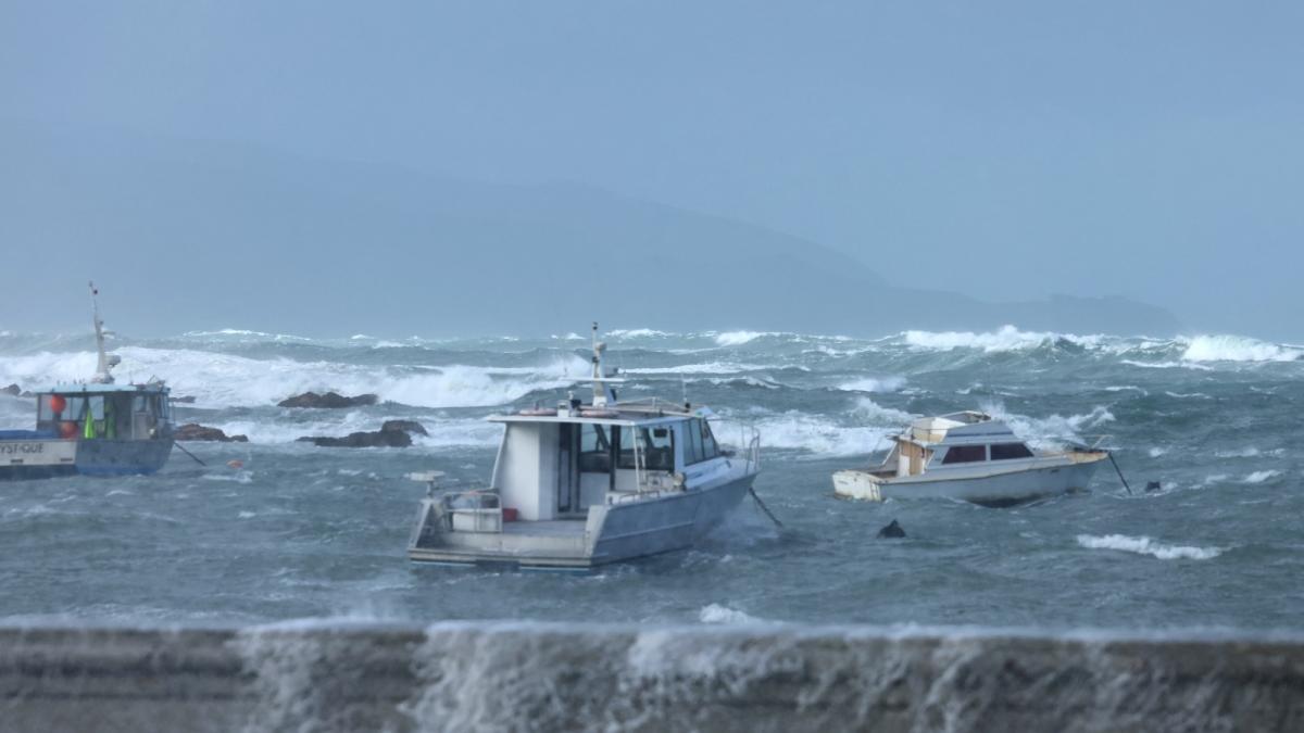 <![CDATA[Olas de 11 metros obligan a evacuar zonas costeras 