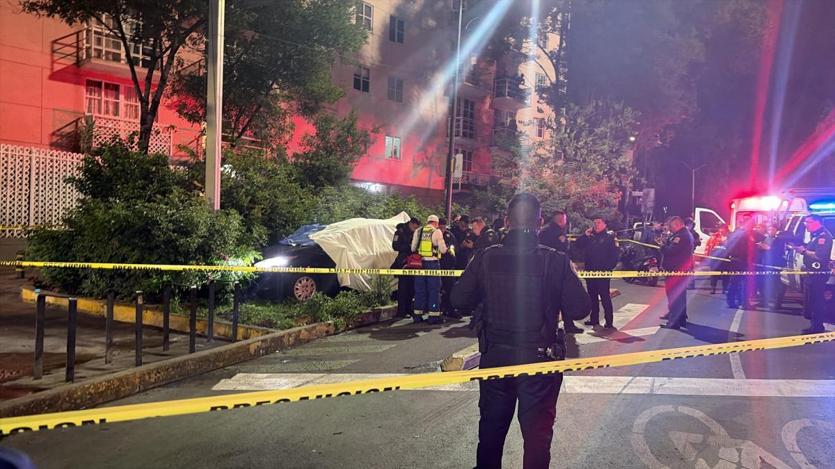<![CDATA[Ejecutan a tiros a dos personas en Reforma y Flores