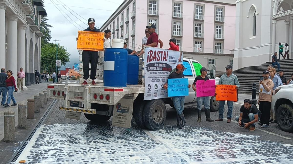<![CDATA[Productores de leche bloquean Xalapa; regalan miles