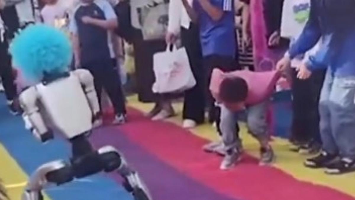 <![CDATA[¡Dolorosa patada! Robot se descontrola y golpea a u