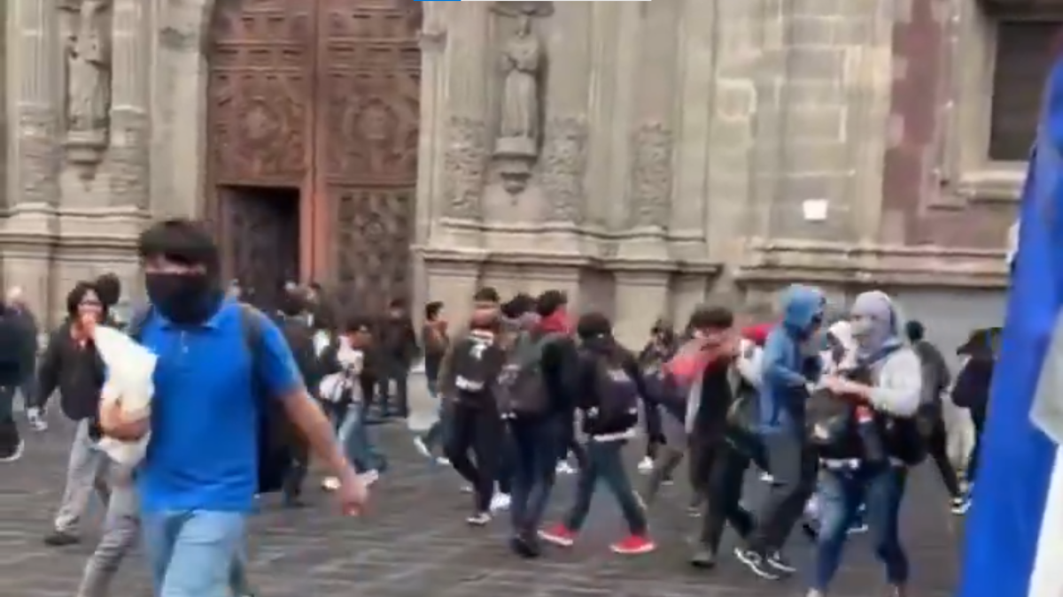 Comerciantes del Centro Histórico impiden plantón de normalistas