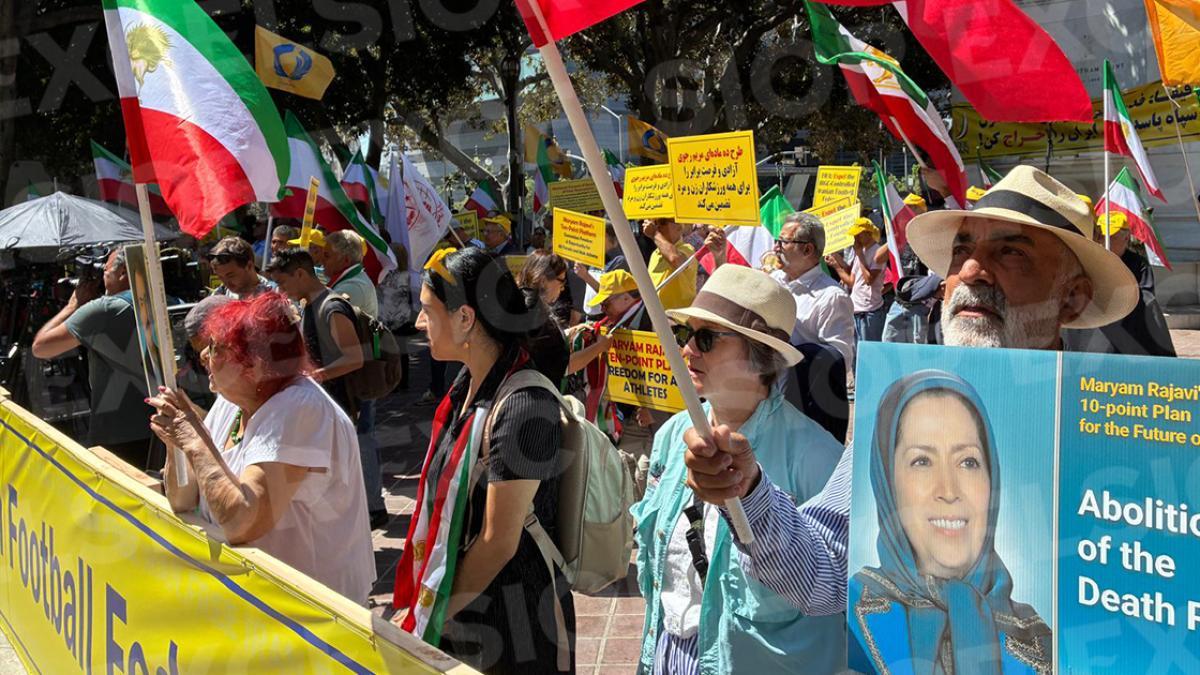 Refugiados iranís en Los Ángeles exigen que el equ