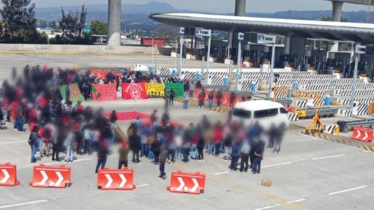 Otra día de caos: Normalistas bloquean la autopista México-C
