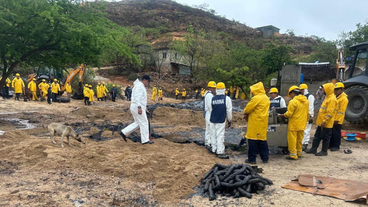 Pemex controla fuga de gas por toma clandestina en San Matía