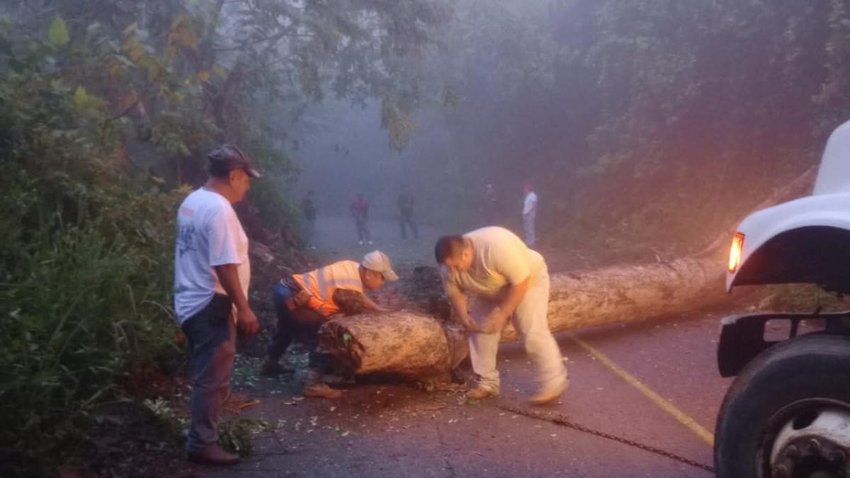 Lluvias provocan cierres carreteros y daños en caminos de la