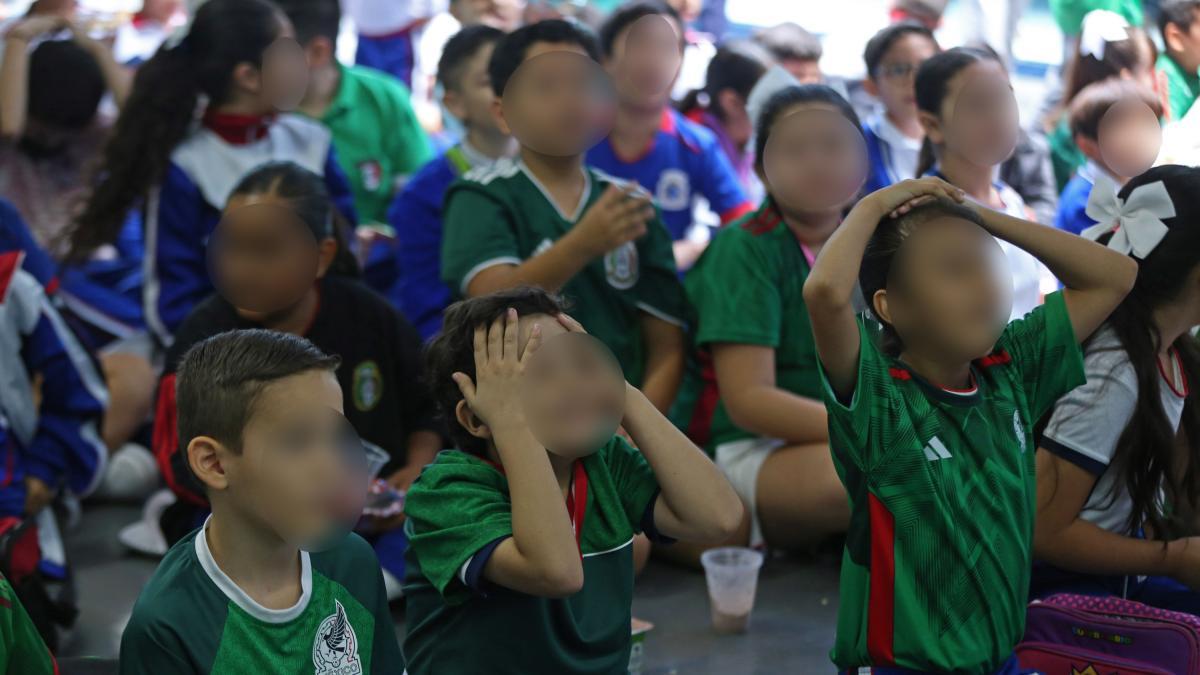 科阿韦拉学生午间出门观战墨西哥队