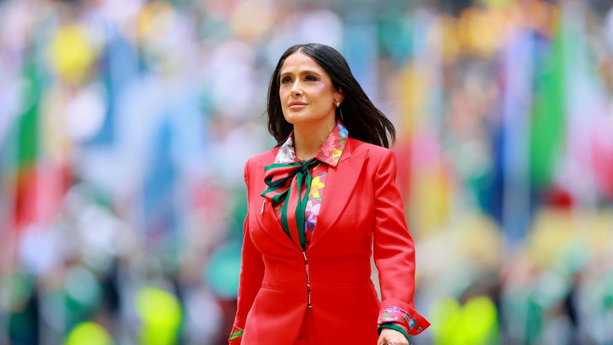 ¿Por qué Salma Hayek no tocó la Copa en la inauguración del 