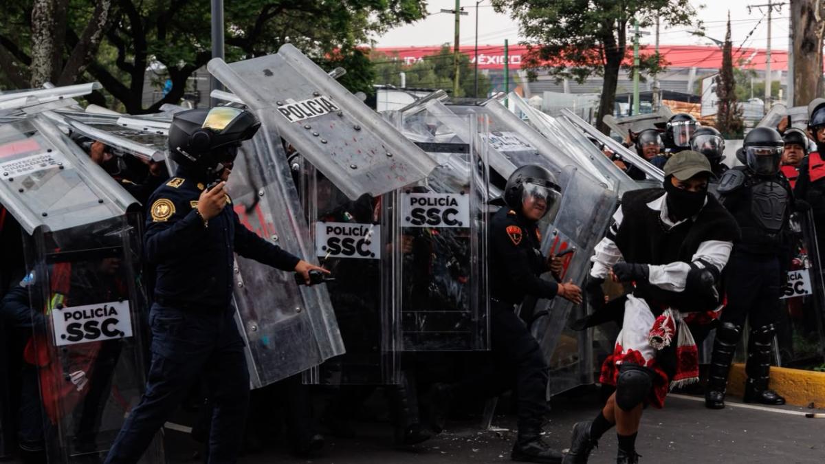 Bloque negro y policías se enfrentan durante partido inaugur