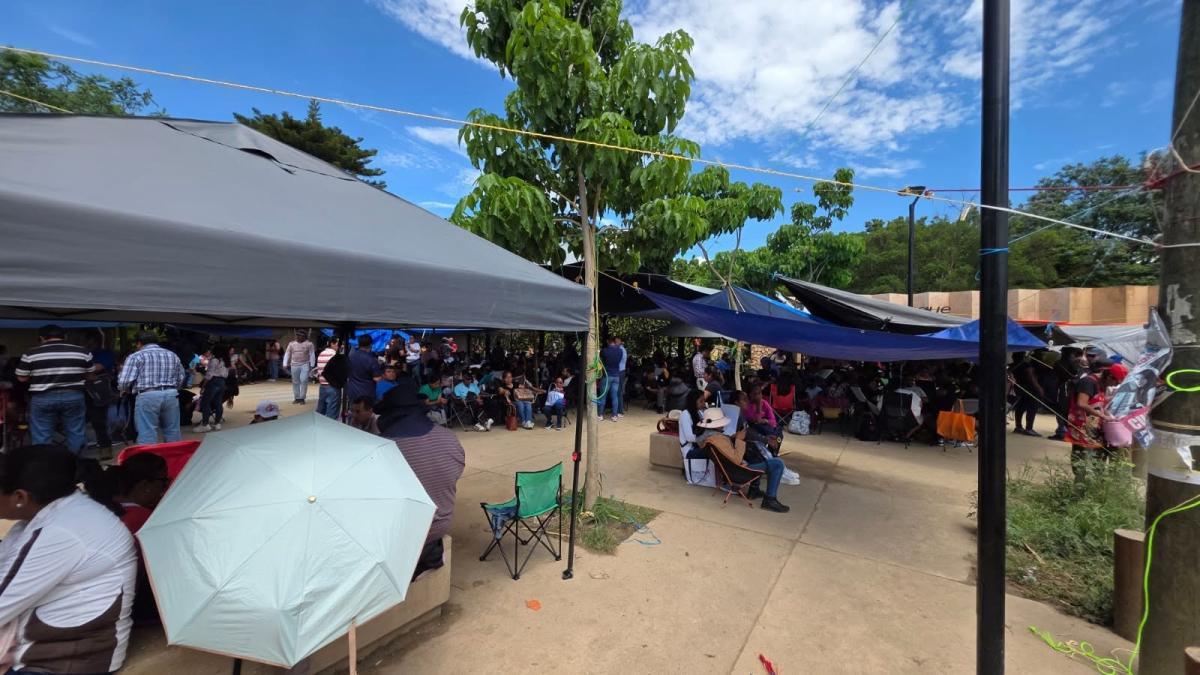 墨西哥教师工会考虑暂停抗议并撤离静坐示威