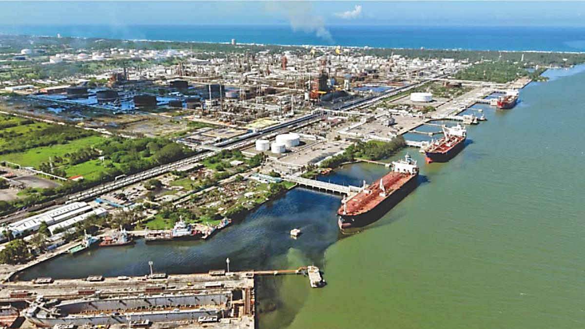 墨西哥石油监测帕努科河污染并采集样本