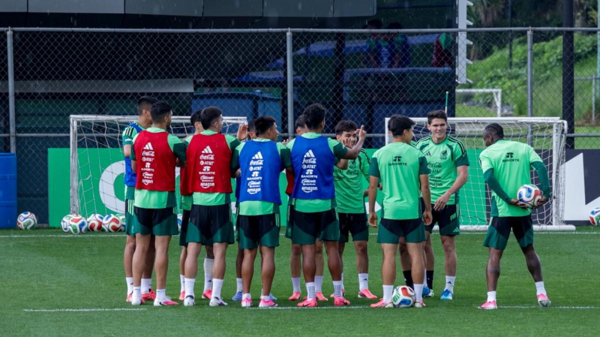 Le llueve a la Selección Mexicana en su entrenamiento. El Vasco Aguirre esconde sus cambios