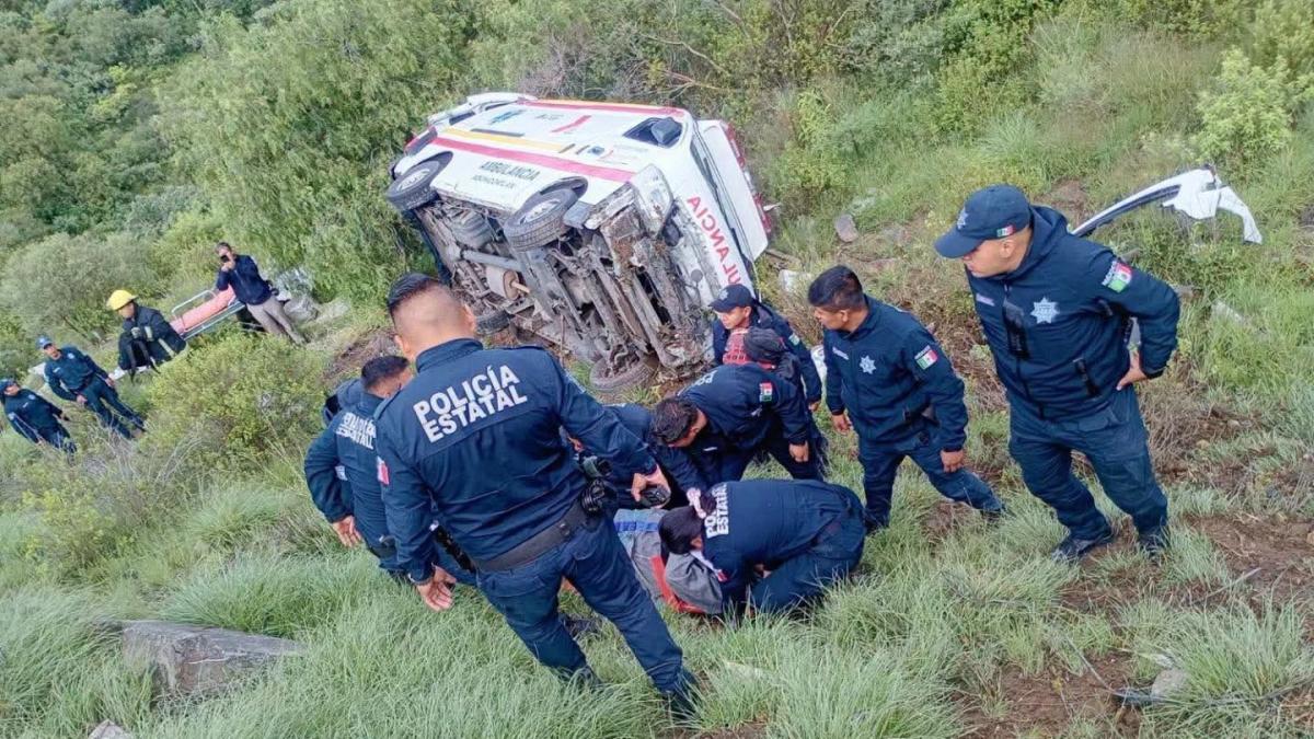 救护车在帕丘卡-雷亚尔德尔蒙特公路山道段翻车