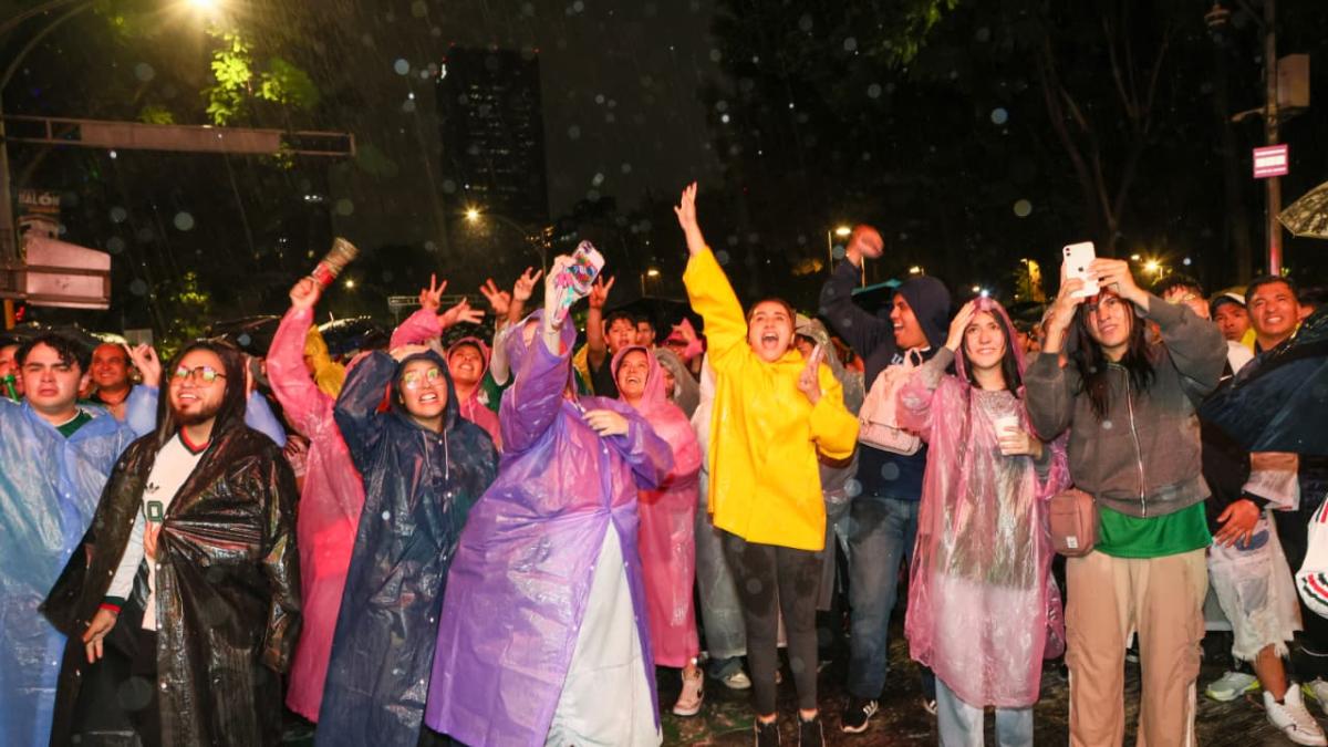 墨西哥城雨战厄瓜多尔！球迷观赛别忘带伞