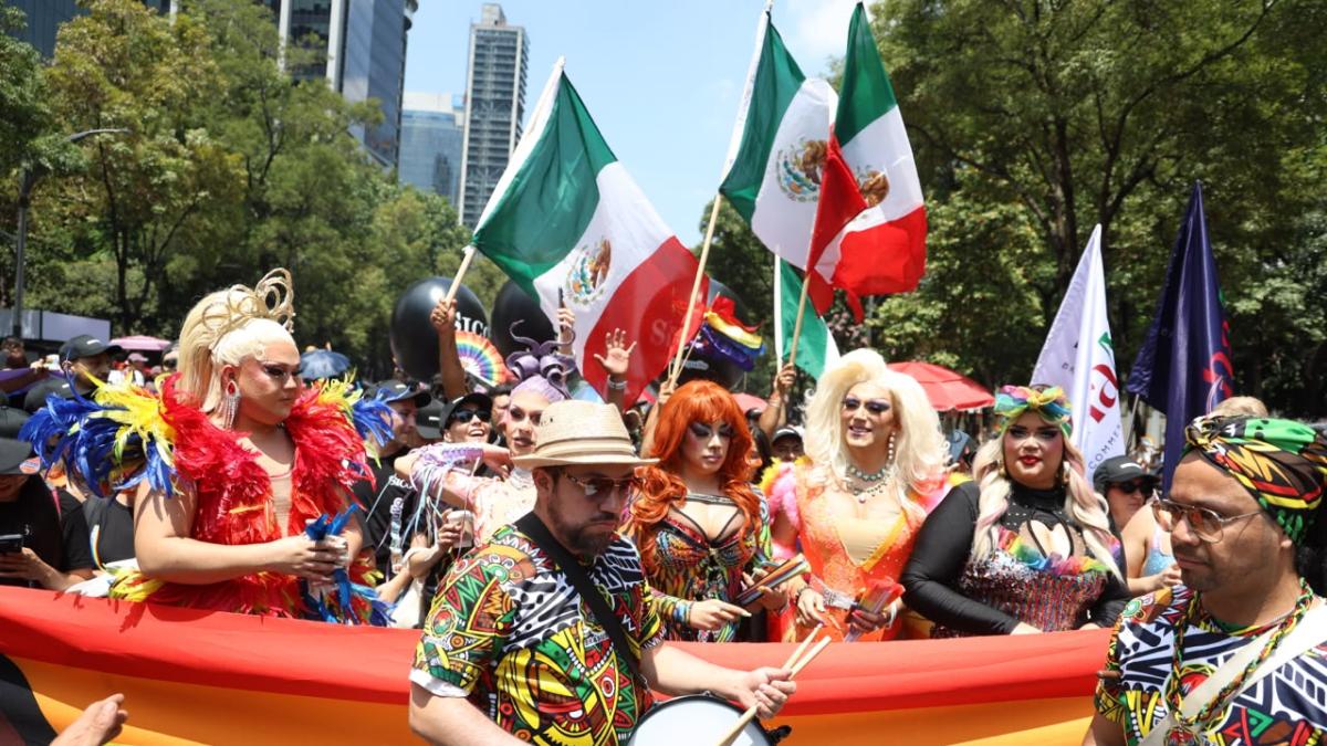 彩虹旗下呐喊前行！墨西哥城第48届LGBT+骄傲大游行雨中落幕