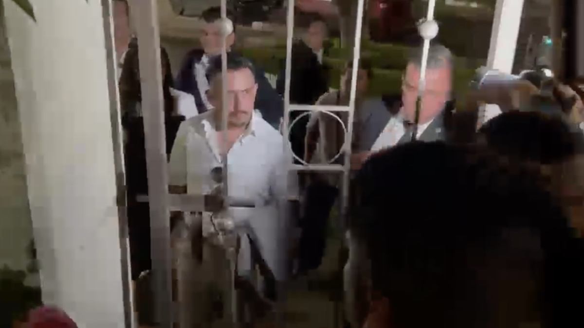 特南辛戈市长涉虚假绑架案 听证会混乱中落幕记者遭袭