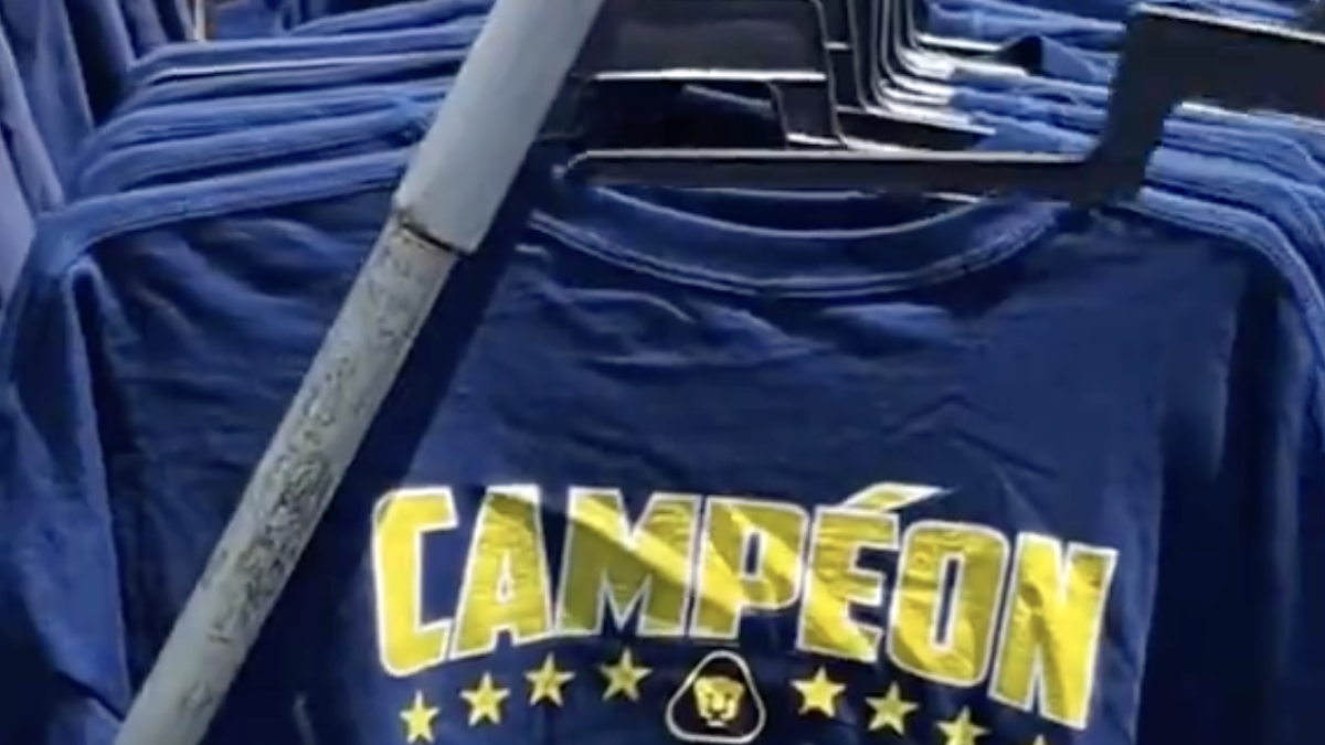 Aparecen en el Fan Fest de Pumas las playeras de campeón que jamás pudieron usarse
