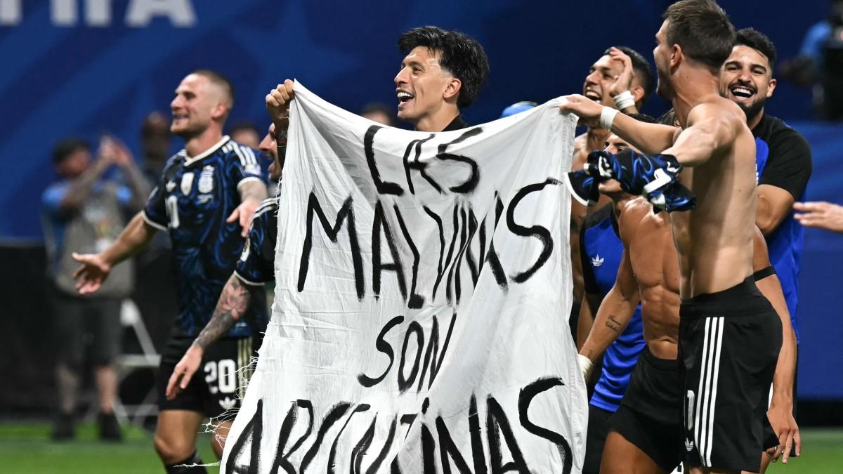 Argentina desafía la prohibición de Malvinas y exhibe una bandera tras eliminar a Inglaterra del Mundial