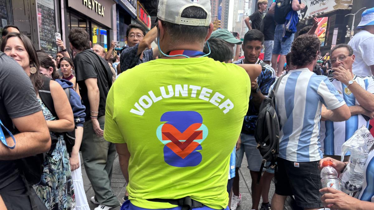 El voluntario anónimo del Mundial que vende su uniforme para comprar víveres a los aficionados