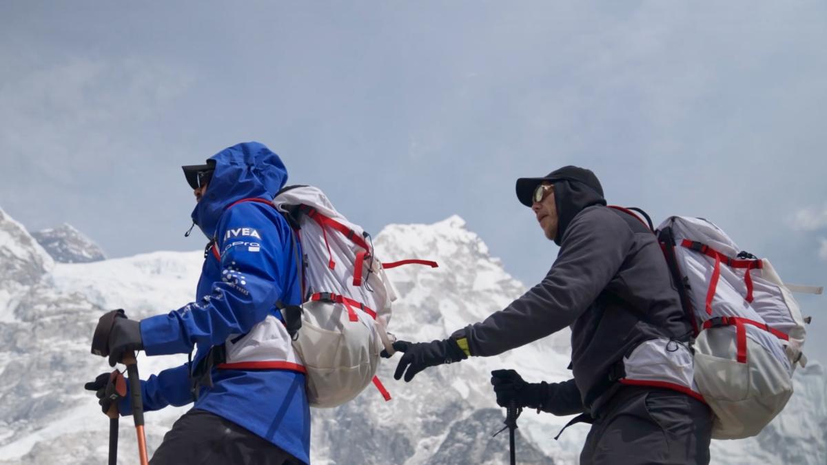 Blind Iberian-American climber becomes the first in his group to reach the summit of Everest