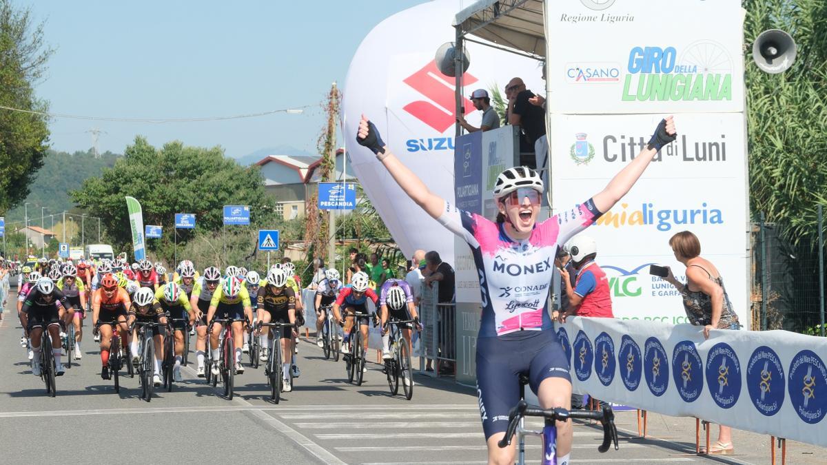 Mexican cyclist Gaetanna Alhach wins stage 1 of the Giro della Lunigiana