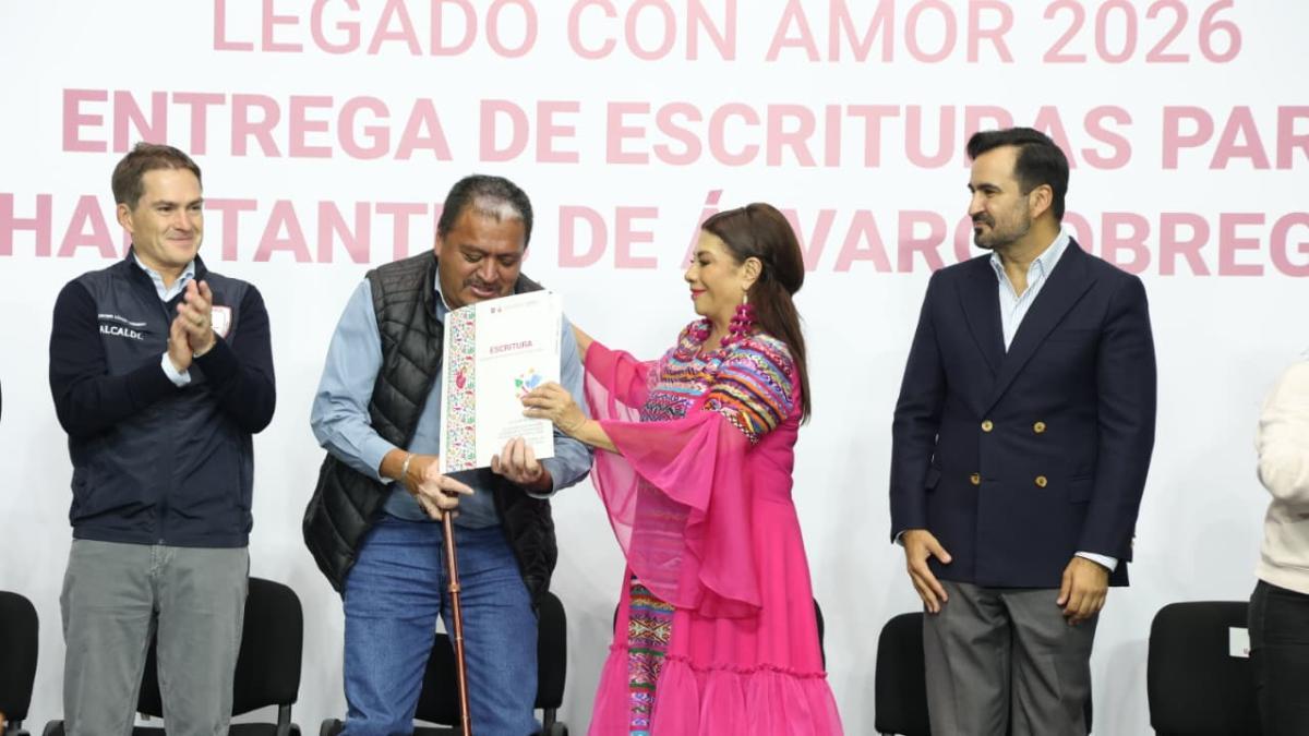 Families in La Angostura receive home deeds