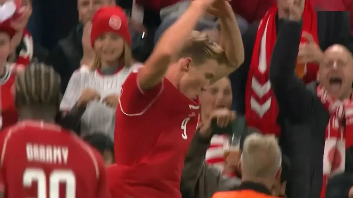 Rasmus Højlund celebra como Cristiano Ronaldo tras gol a Portugal