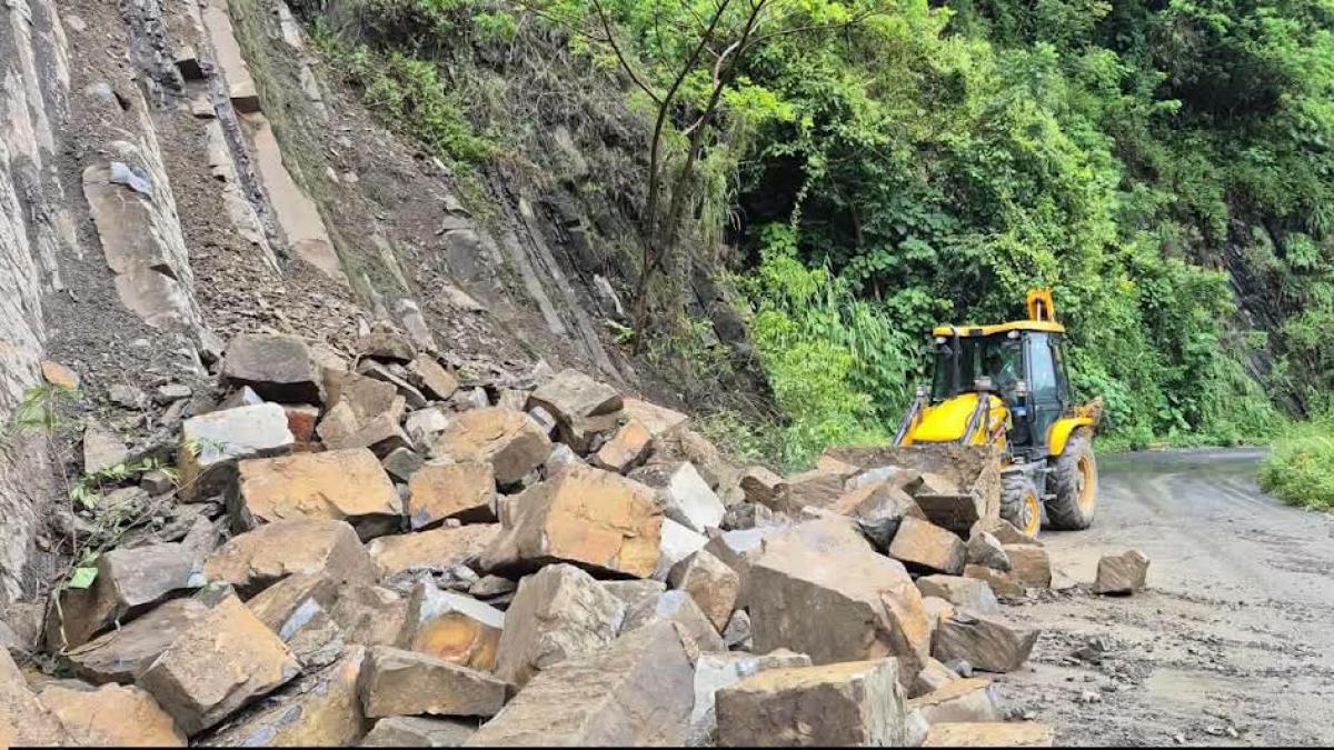 Lluvias ocasionan cierres y daños en carreteras de Hidalgo