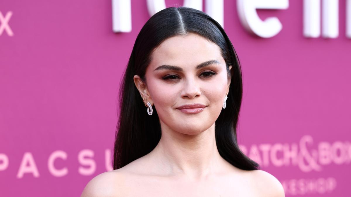 Selena Gomez apuesta por el rojo en una noche dedicada a la salud mental